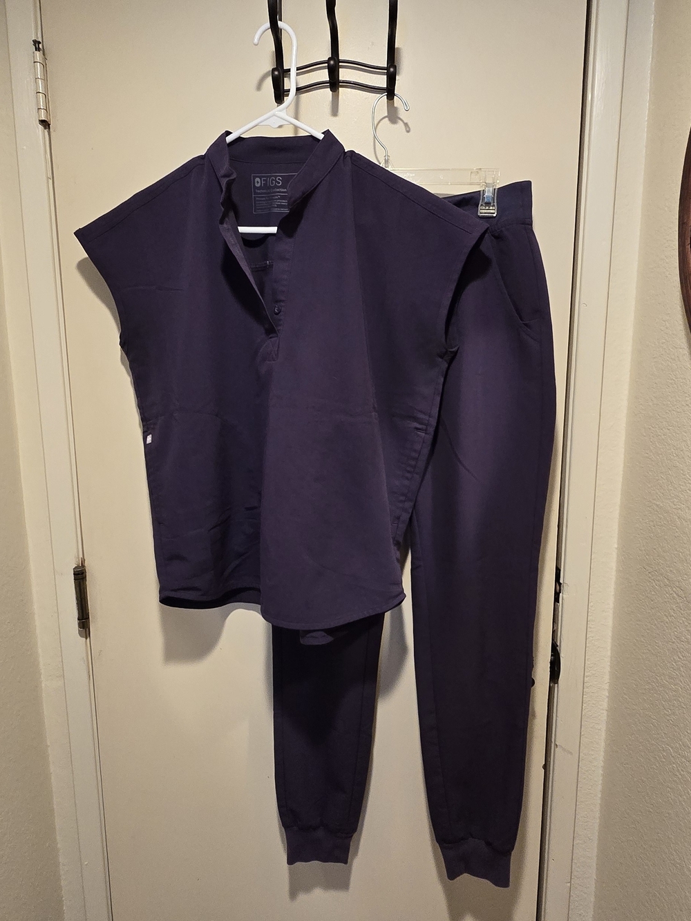 FIGS Women's Scrub Set